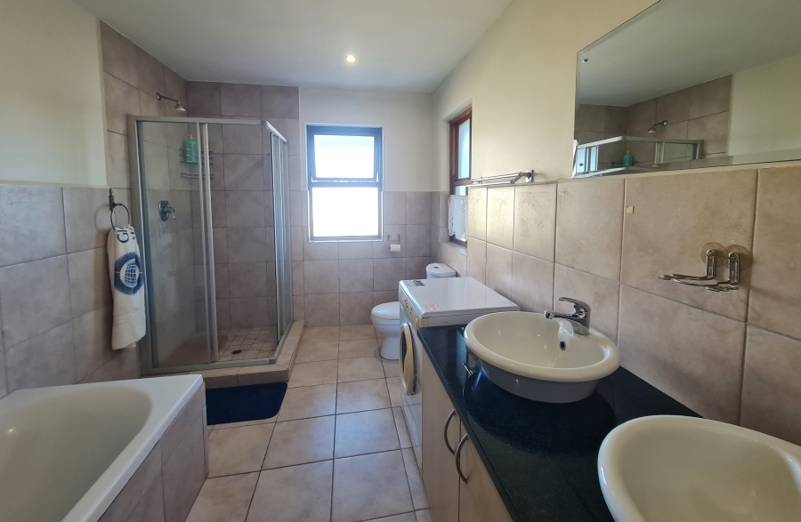 4 Bedroom Property for Sale in Mountainside Western Cape